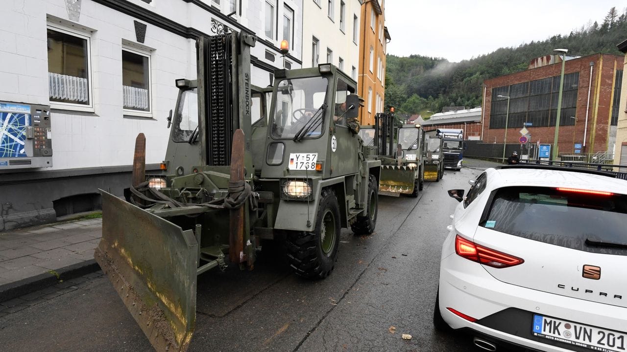 Mit Räumfahrzeugen rückt die Bundeswehr in Hagen an, um die Schäden zu beseitigen die die Überflutung der Nahmer gestern Abend mit sich gebracht hat.