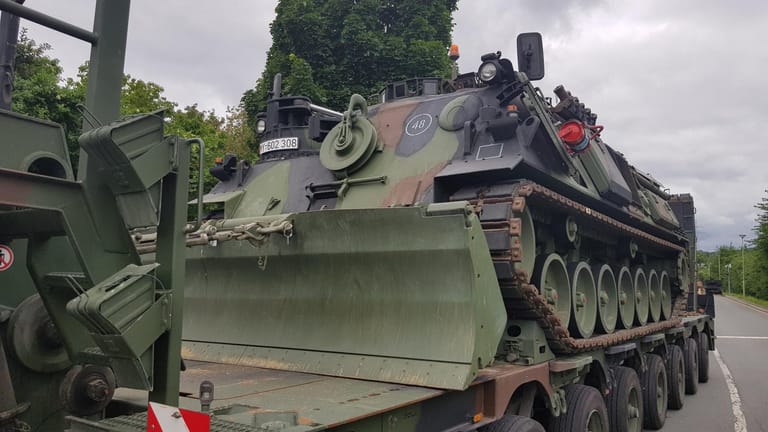 Ein Panzer der Bundeswehr in Hagen: "Die Bundeswehr hat die Straßen freigemacht", sagte Laschet.