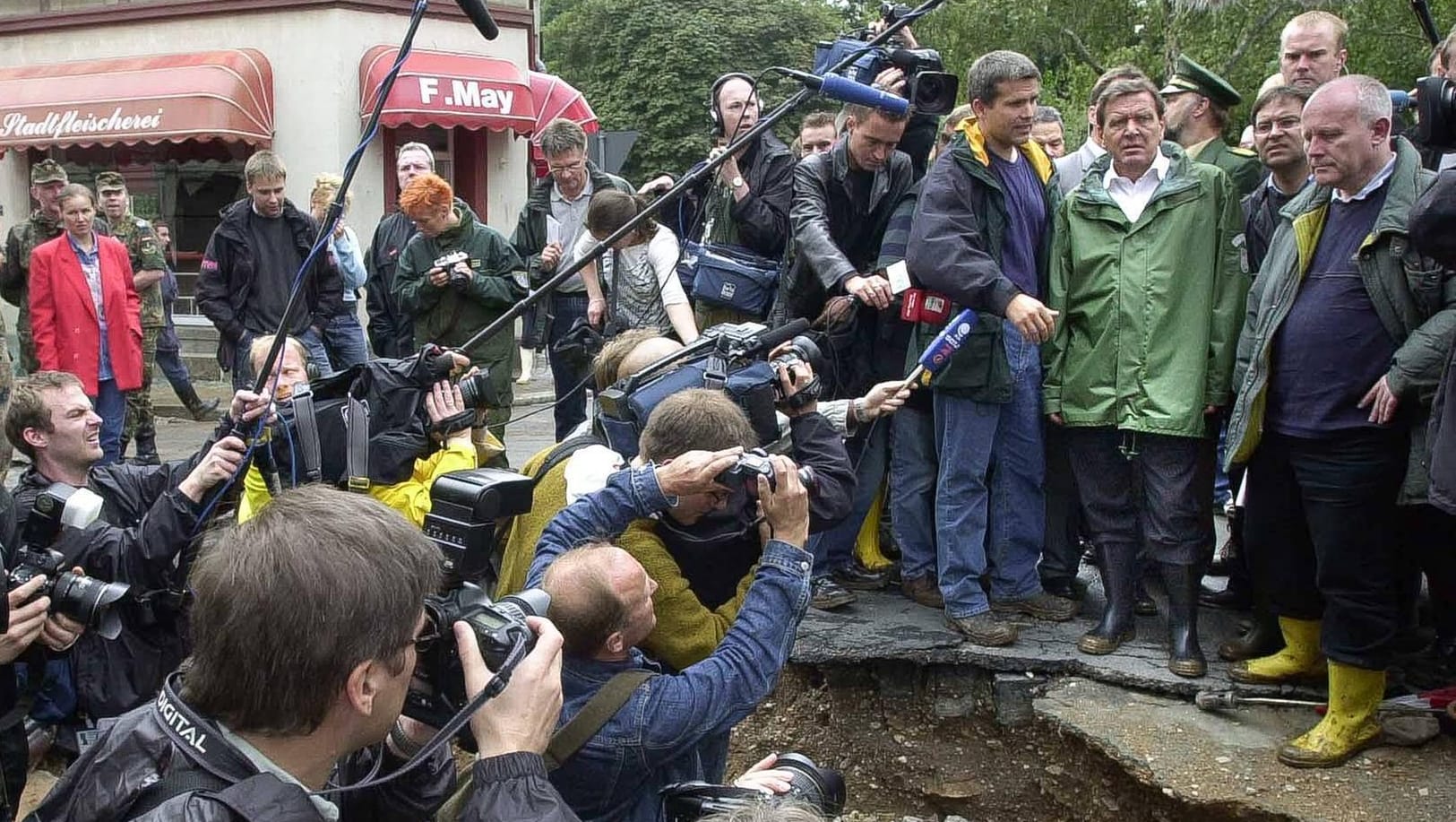 Gummistiefel-Krisenmanagement: Kanzler Gerhard Schröder 2002 beim Elbe-Hochwasser im sächsischen Grimma.