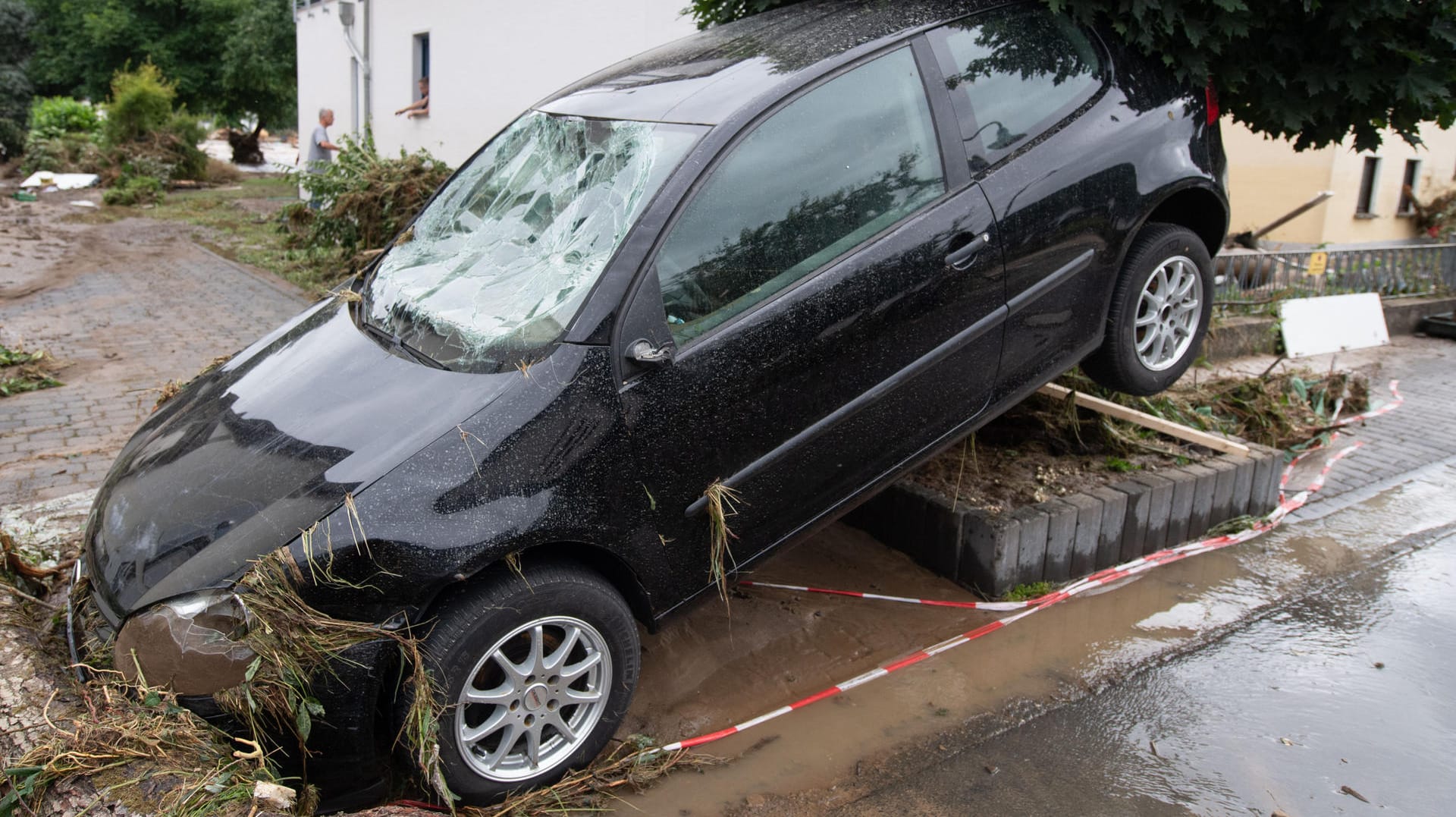 Weitgehend zerstört und überflutet ist das Dorf Insul in Rheinland-Pfalz nach massiven Regenfällen und dem Hochwasser der Ahr.