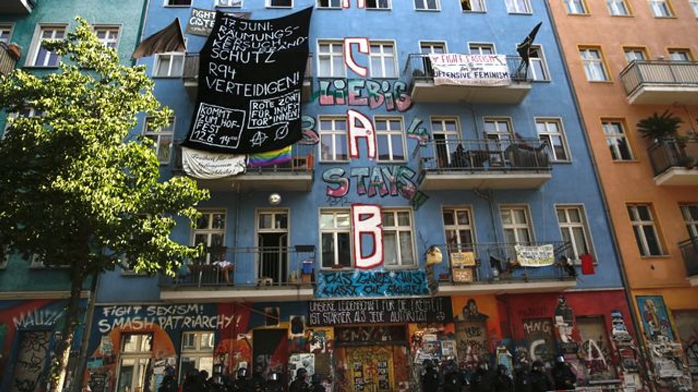 Polizisten stehen vor der Tür von dem teilbesetzten Haus "Rigaer 94" in Berlin (Archivbild): Hier war es Mitte Juni zu heftigen Ausschreitungen gekommen.