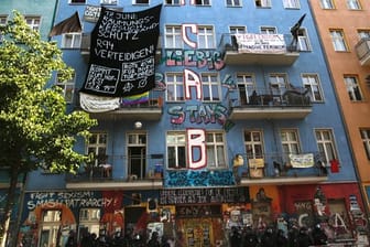 Polizisten stehen vor der Tür von dem teilbesetzten Haus "Rigaer 94" in Berlin (Archivbild): Hier war es Mitte Juni zu heftigen Ausschreitungen gekommen.