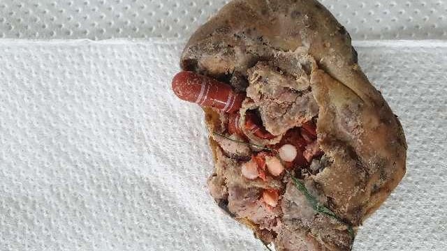 Mehrere Kapseln stecken in der Wurst: Die Polizei bittet Zeugen, sich zu melden. Mehrere Kapseln stecken in der Wurst: Die Polizei bittet Zeugen, sich zu melden.