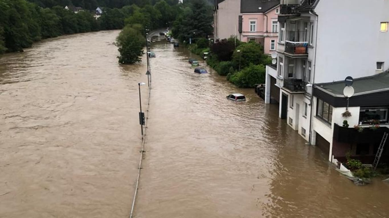 Das überflutete Altena: Die Stadt im Sauerland ist nahezu von der Außenwelt abgeschnitten.