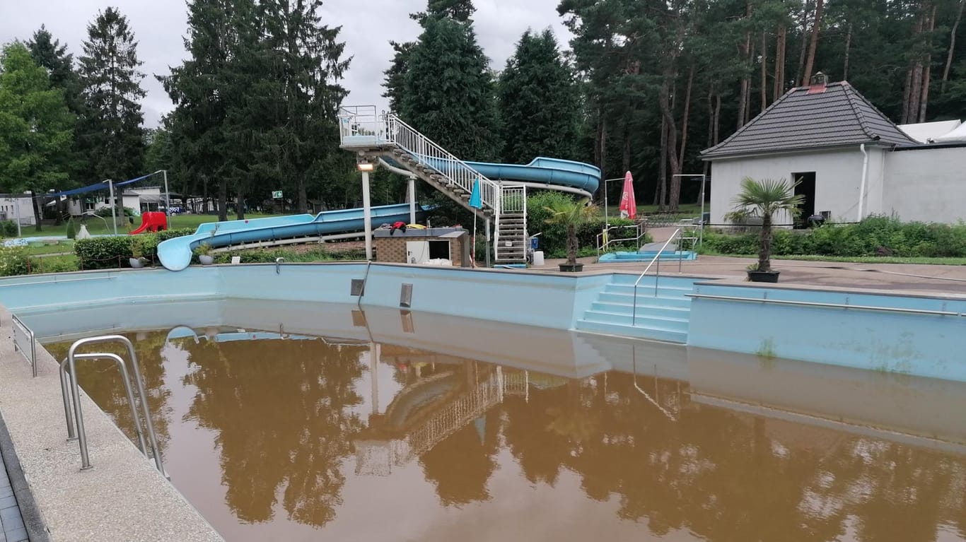 Braunes Wasser im Badebecken: Der Mutzbach hat das beliebte Waldbad in Dünnwald geflutet.