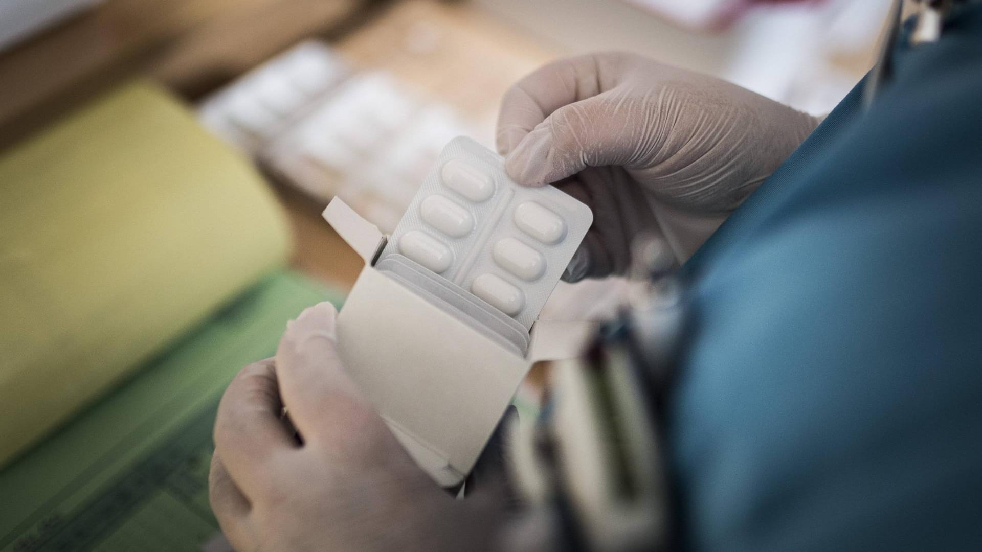 Eine Pflegekraft entnimmt Medikamente aus einer Schachtel (Symbolbild): Der Mann wird verdächtigt, durch Medikamte den Tod der Patienten herbeigeführt zu haben. Eine Pflegekraft entnimmt Medikamente aus einer Schachtel (Symbolbild): Der Mann wird verdächtigt, durch Medikamte den Tod der Patienten herbeigeführt zu haben.