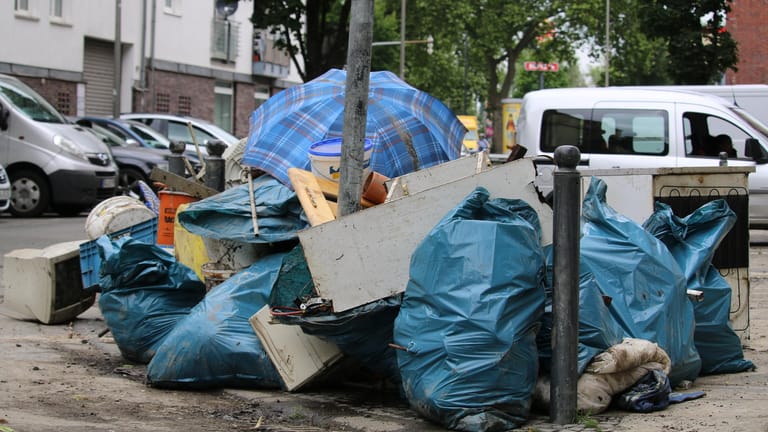 Müll steht am Straßenrand in der Nordstadt: Die Fluten haben erheblichen Schaden angerichtet, Möbel sind zum Teil unbrauchbar.