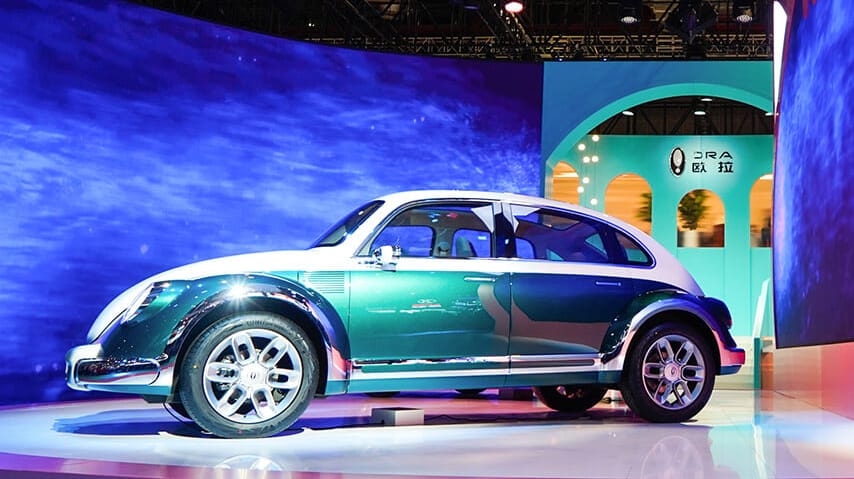 Vier Türen statt zwei und E-Antrieb: Trotzdem erinnere dieses Auto doch irgendwie an den Käfer, findet man bei VW. Vier Türen statt zwei und E-Antrieb: Trotzdem erinnere dieses Auto doch irgendwie an den Käfer, findet man bei VW.