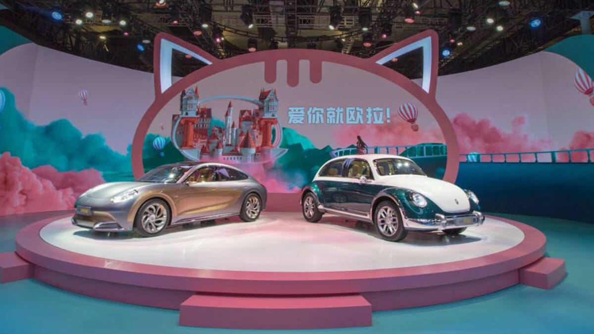 Doppelpack: Direkt neben seiner Käfer-Variation zeigte Ora ein Modell, das manchen Betrachter an den Porsche Panamera erinnert.