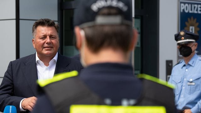 Andreas Geisel (l, SPD) spricht vor der Polizeiwache Andreas Geisel (l, SPD) spricht vor der Polizeiwache