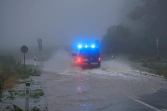 Ein Fahrzeug des Technischen Hilfswerks fährt durch die Fluten auf einer Straße neben der Erft: Der Rhein-Erft-Kreis rief am Donnerstag den Katastrophenfall aus.