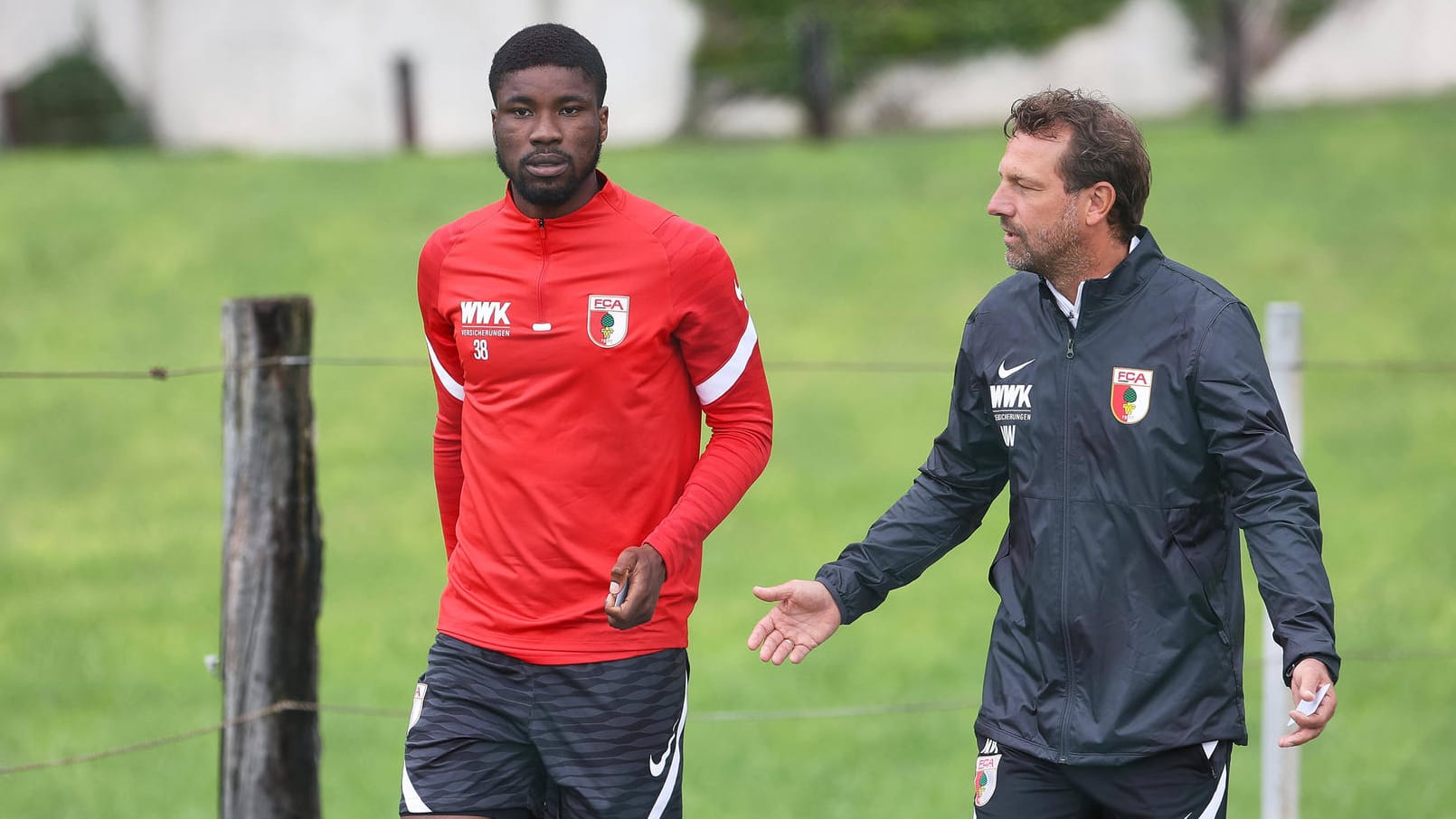 Kevin Danso im Gespräch mit FCA-Trainer Markus Weinzierl: Der Österreicher will angeblich die Augsburger verlassen. Kevin Danso im Gespräch mit FCA-Trainer Markus Weinzierl: Der Österreicher will angeblich die Augsburger verlassen.