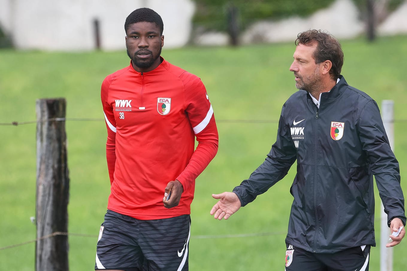 Kevin Danso im Gespräch mit FCA-Trainer Markus Weinzierl: Der Österreicher will angeblich die Augsburger verlassen.
