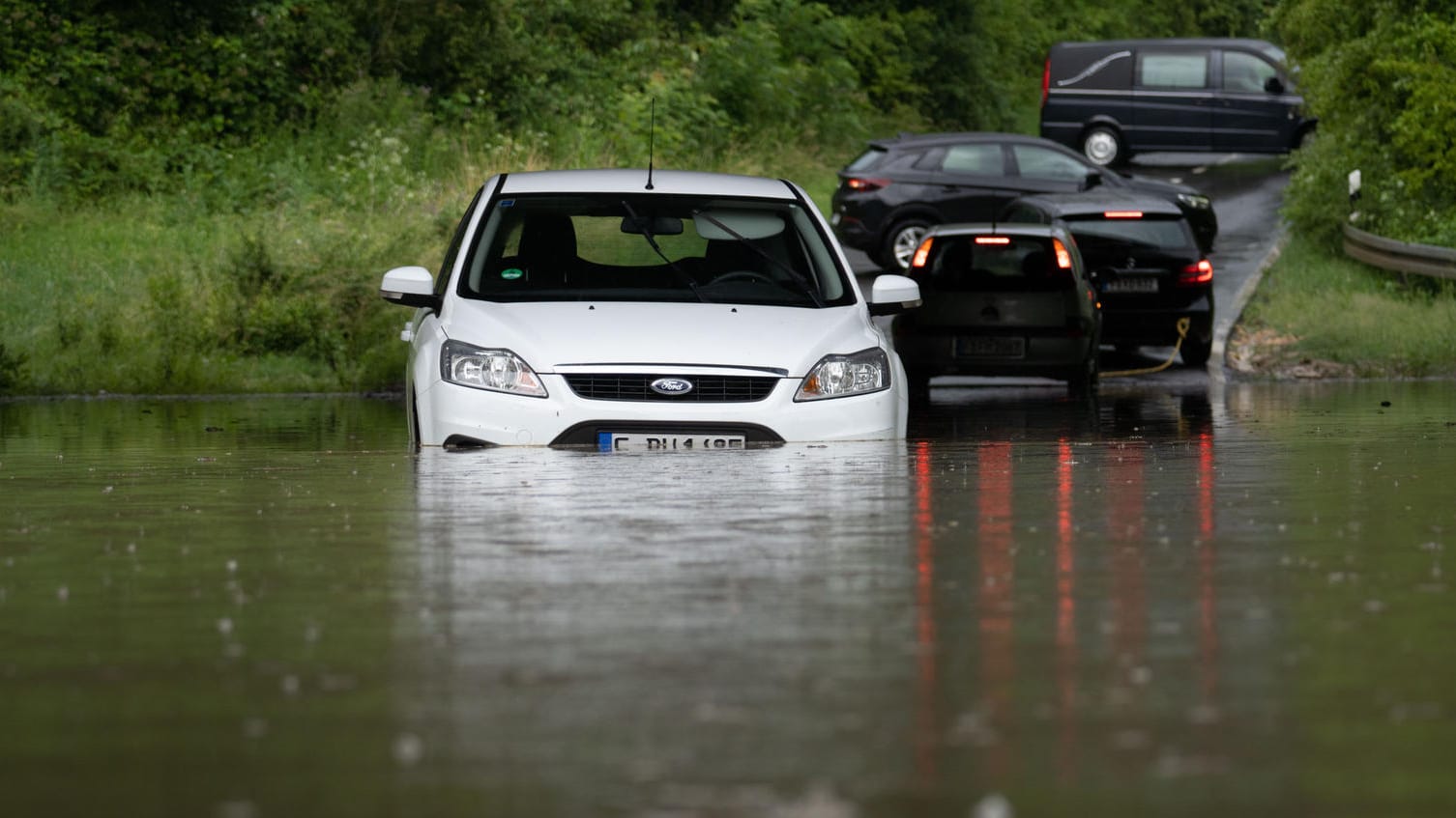 Unter Wasser: Welche Auto-Versicherung zahlt bei Überschwemmung?