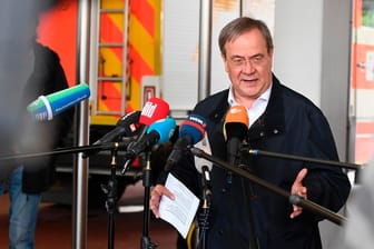 NRW-Ministerpräsident Armin Laschet (CDU) in Hagen: Als er der "Bild"-Zeitung ein Interview vor den Fluten in Altena gab, war die Stadtverwaltung über seinen Besuch nicht informiert.