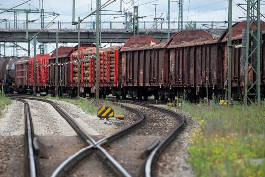 Ein Güterzug steht am Rangierbahnhof München-Nord.