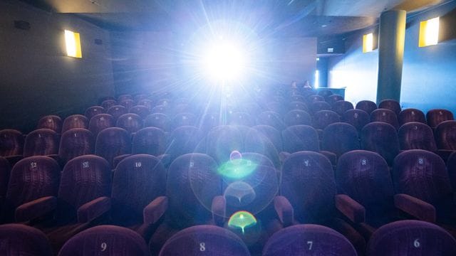 Der Filmprojektor leuchtet im Kinosaal