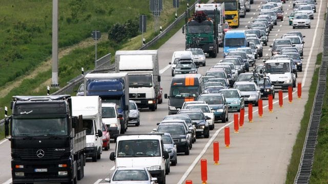 Endet ein Fahrstreifen, ist das Reißverschlussverfahren gefragt. Endet ein Fahrstreifen, ist das Reißverschlussverfahren gefragt.