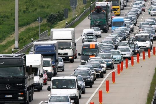 Endet ein Fahrstreifen, ist das Reißverschlussverfahren gefragt.