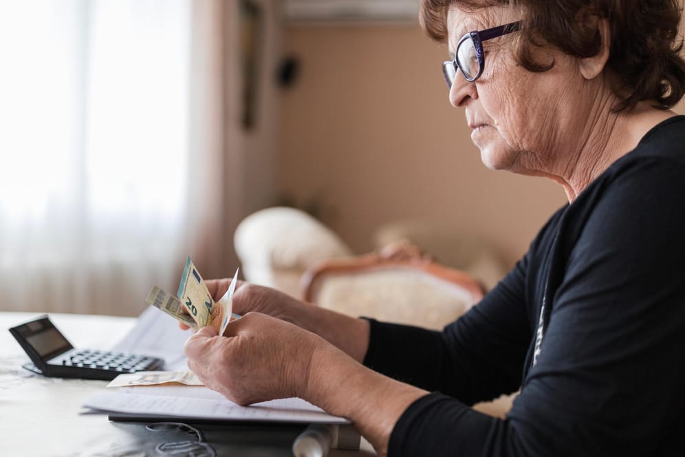 Ältere Frau mit Geldscheinen (Symbolbild): Ende Mai entschied der Bundesfinanzhof über die Doppelbesteuerung von Renten.