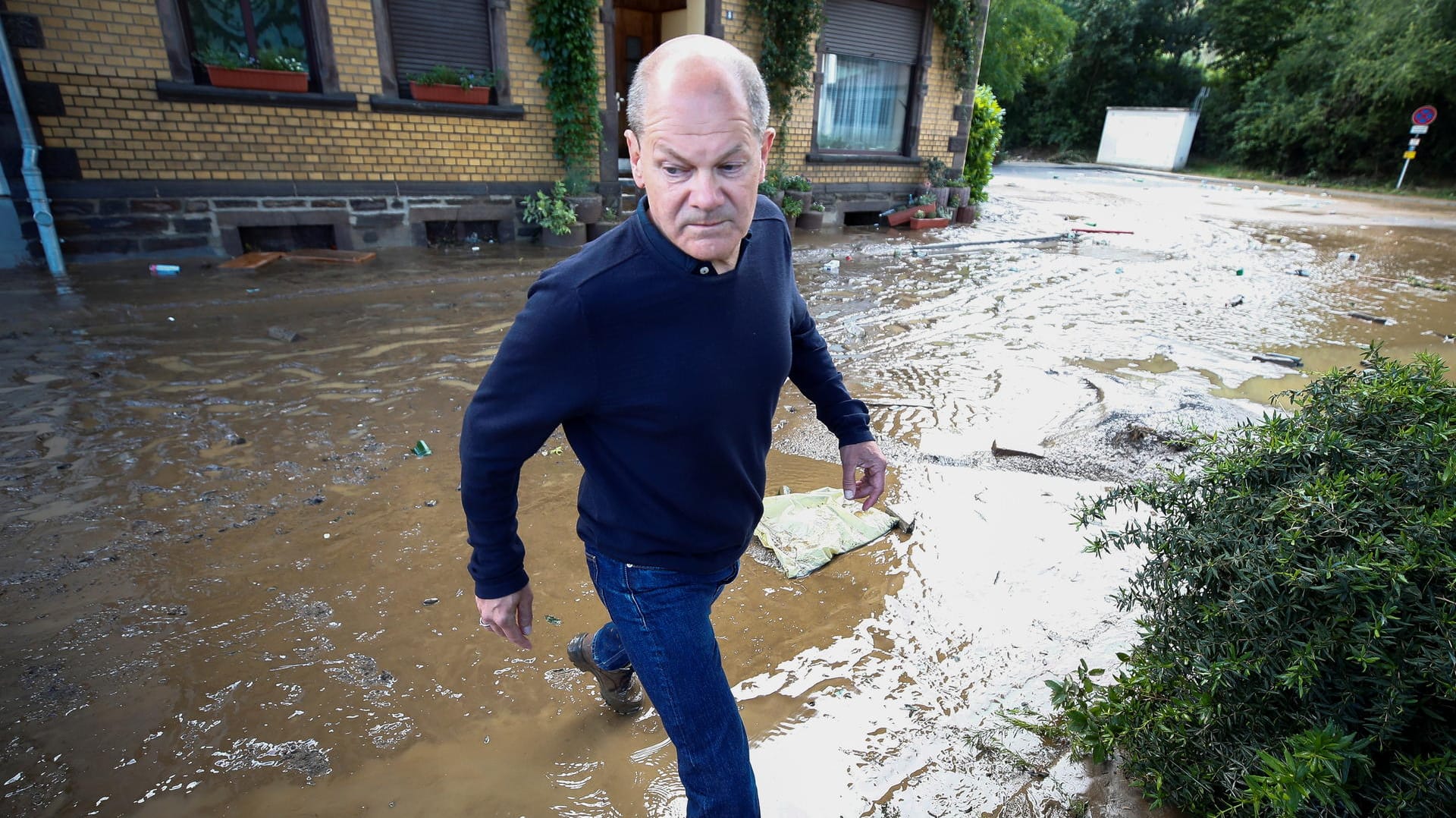 Olaf Scholz: Mit den derben Wanderschuhen durch die Fluten in Rheinland-Pfalz.