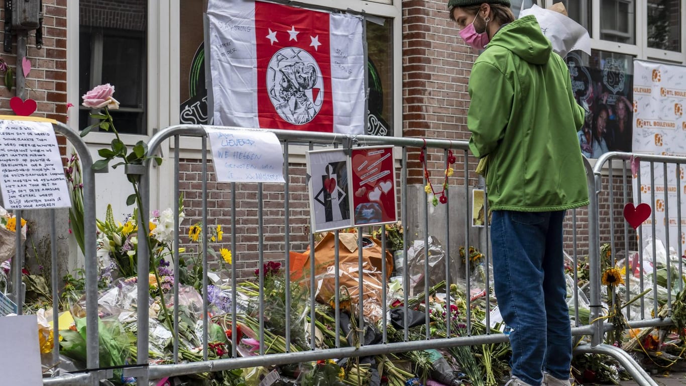Menschen legen in Amsterdam Blumen für de Vries nieder: Der brutale Anschlag hat das Land schockiert,