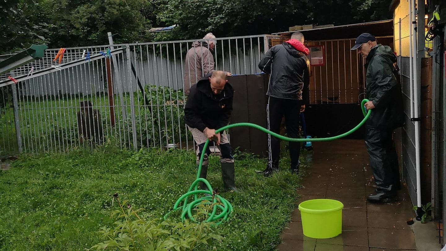 Mit Schläuchen pumpten die Freiwilligen Helfer das Wasser aus einem Tierheim.