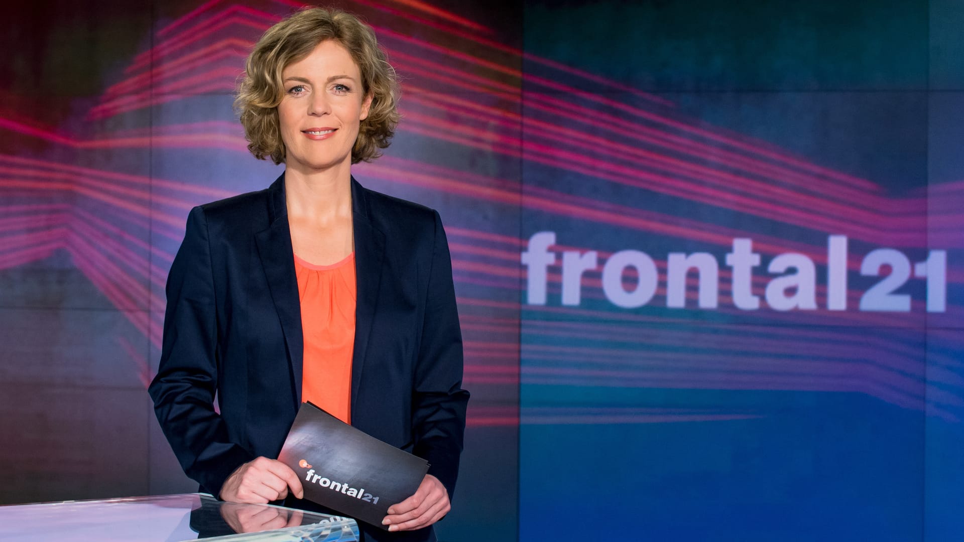 Moderatorin Ilka Brecht im alten Studio von "Frontal 21".