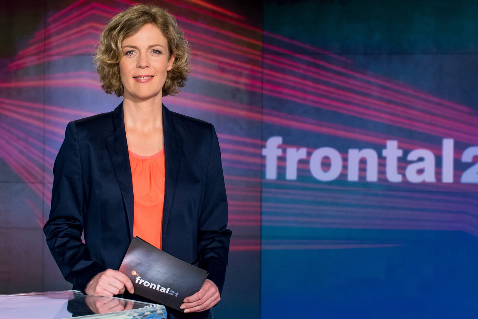 Moderatorin Ilka Brecht im alten Studio von "Frontal 21".