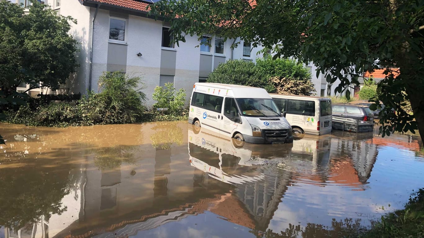 Das Lebenshilfehaus in Sinzig im Kreis Ahrweiler: Eine braune Fläche an der Hauswand zeigt, wie hoch das Wasser hier stand.