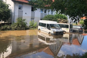 Das Lebenshilfehaus in Sinzig im Kreis Ahrweiler: Eine braune Fläche an der Hauswand zeigt, wie hoch das Wasser hier stand.