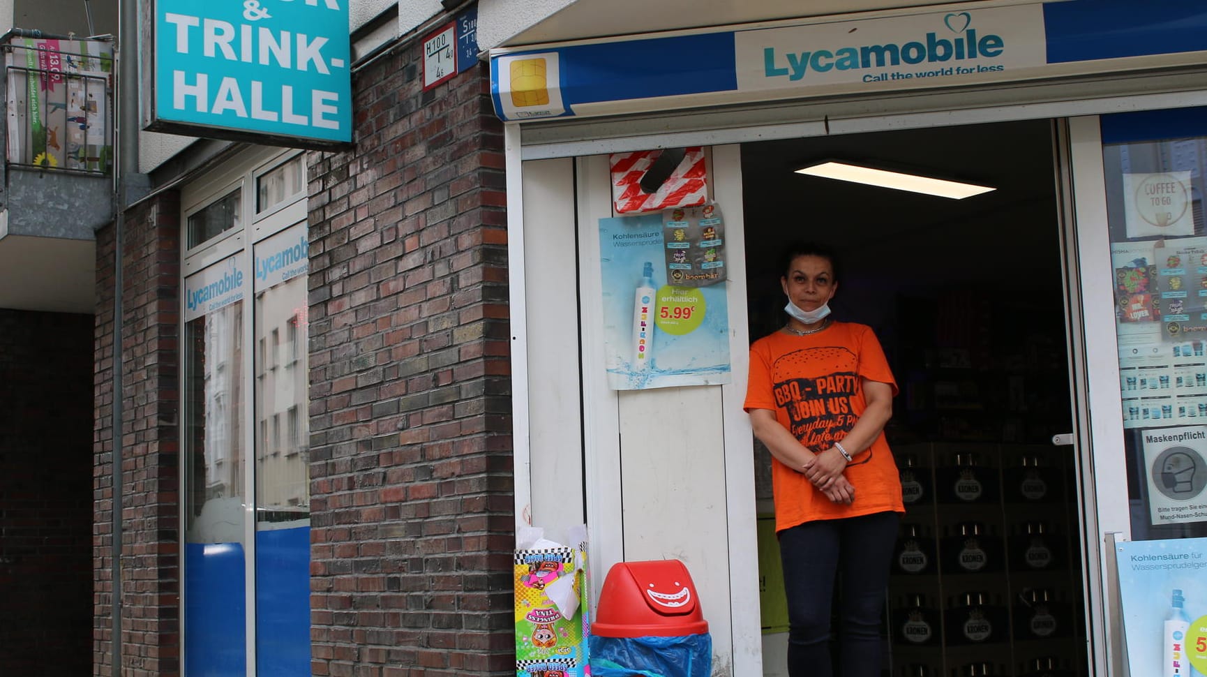 Sina Knop steht vor dem Kiosk, in dem sie oft hilft: Auch in der Nacht, als die Wassermassen kamen.