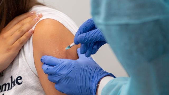 Eine Ärztin impft eine Patientin