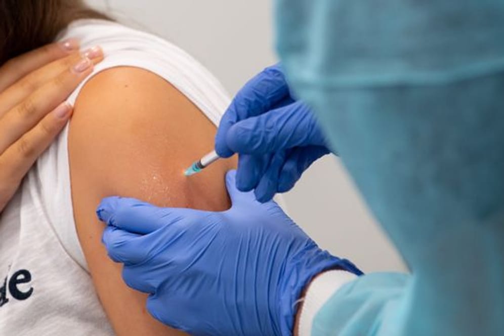 Eine Ärztin impft eine Patientin
