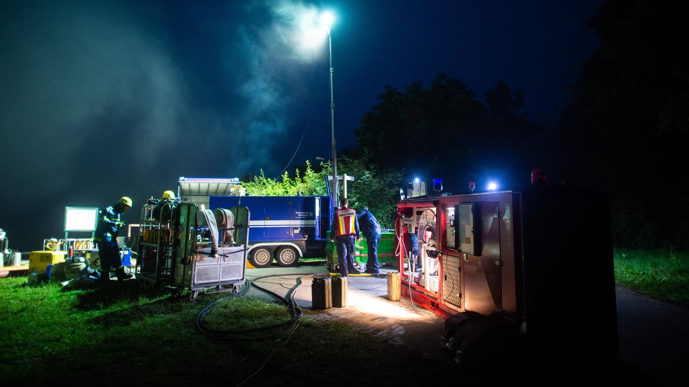 Mitarbeiter des Technischen Hilfswerks stehen an der Steinbachtalsperre und pumpen Wasser über die Staumauer, um sie zu entlasten: Heftige Regenfälle in der vergangenen Nacht sorgten für Schlammlawinen und Überflutungen.