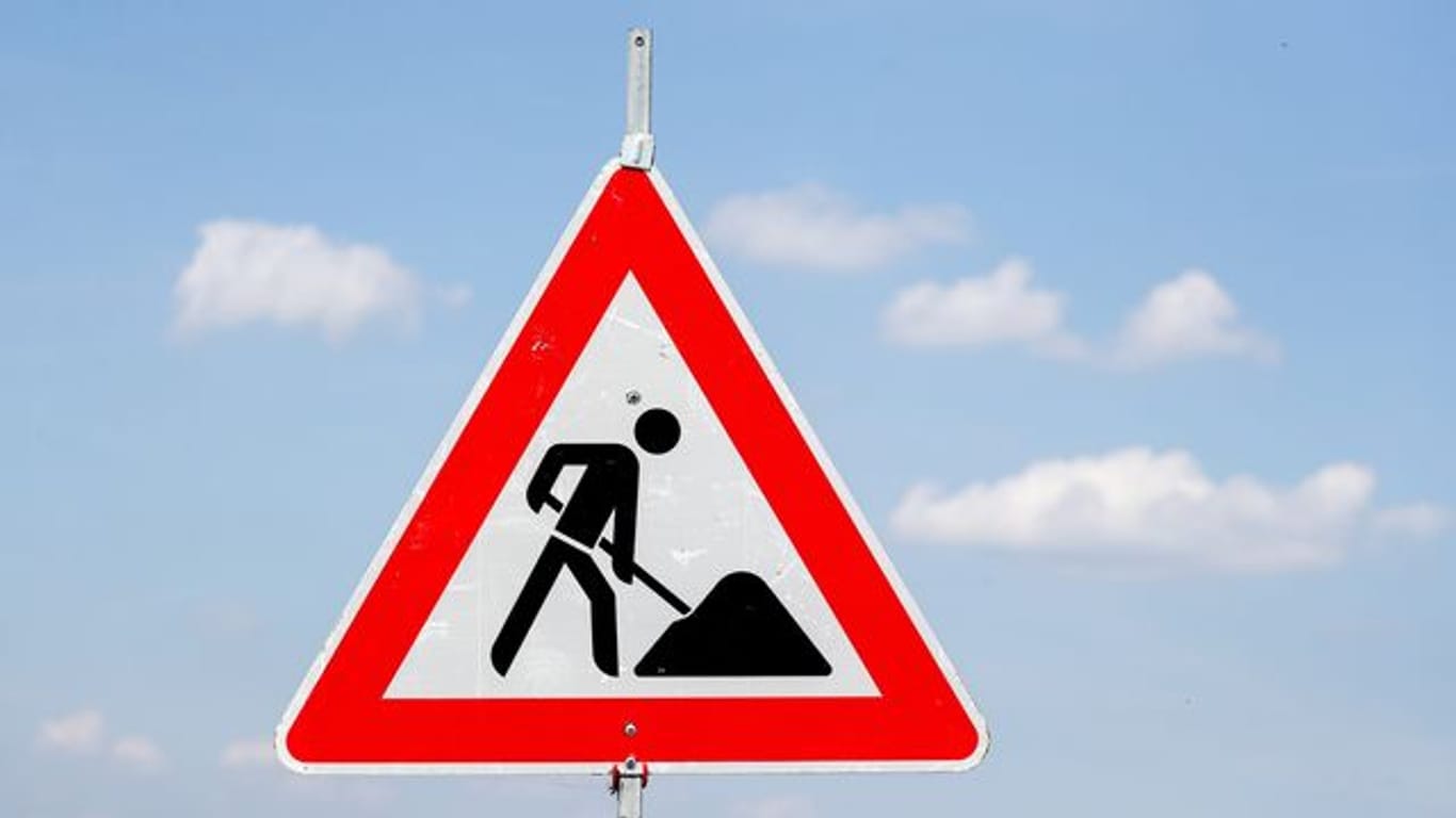 Ein Schild weist auf eine Baustelle hin (Symbolbild): Ab Montag soll die Strecke wieder voll befahrbar sein.