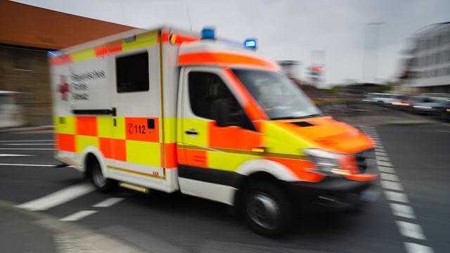 Aus guten Gründen sind Rettungswagen im Einsatz eilig unterwegs - doch auch dann gelten bestimmte Sorgfaltspflichten. Aus guten Gründen sind Rettungswagen im Einsatz eilig unterwegs - doch auch dann gelten bestimmte Sorgfaltspflichten.