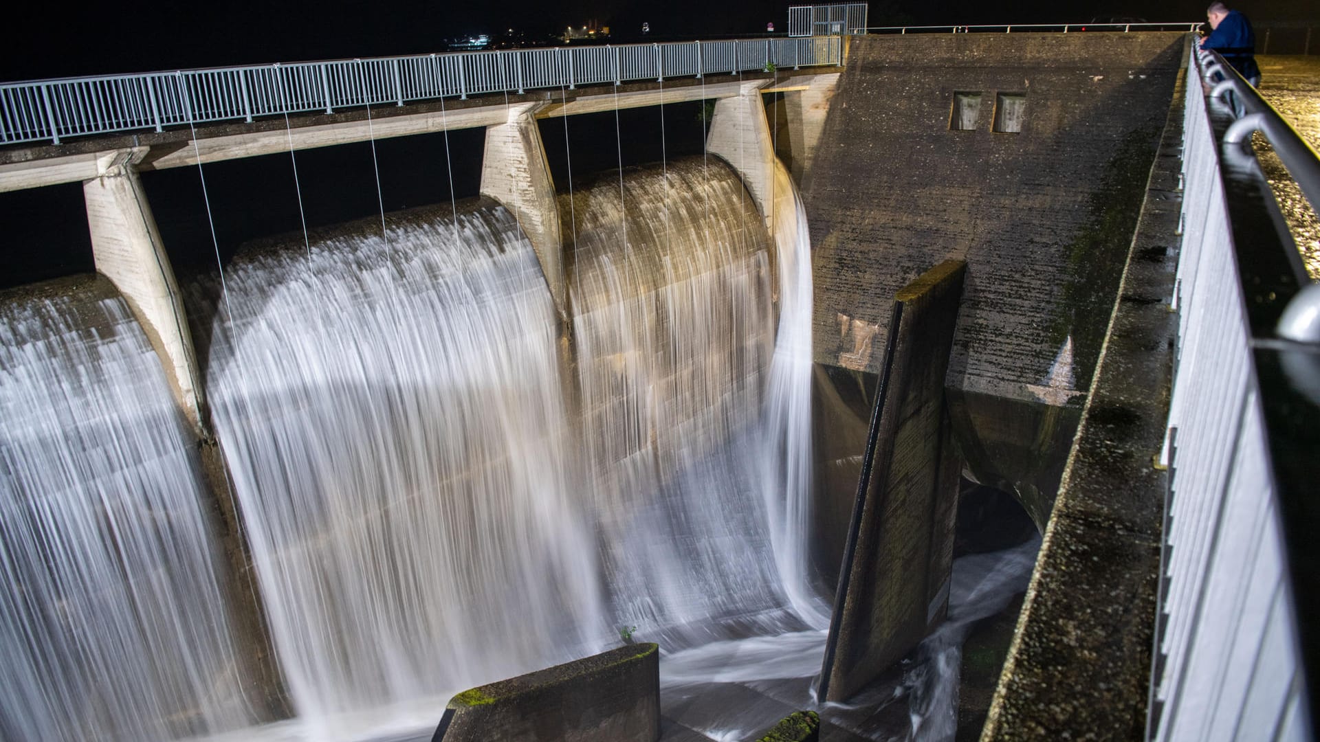 Wasser läuft im Überlauf der Rurtalsperre ab: Die Rurtalsperre läuft infolge der immensen Regenmengen bei Unwettern in Nordrhein-Westfalen nun über.