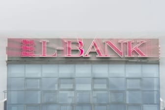 Das Logo der L-Bank prangt am Gebäude der Hauptverwaltung