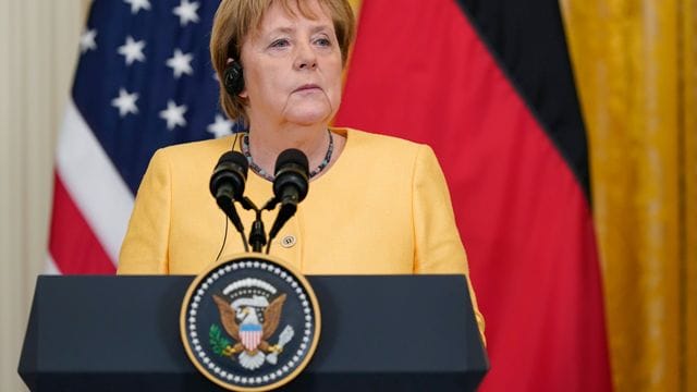 Bundeskanzlerin Angela Merkel steht bei einer Pressekonferenz