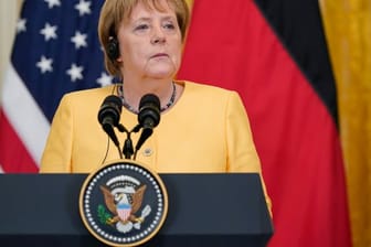 Bundeskanzlerin Angela Merkel steht bei einer Pressekonferenz
