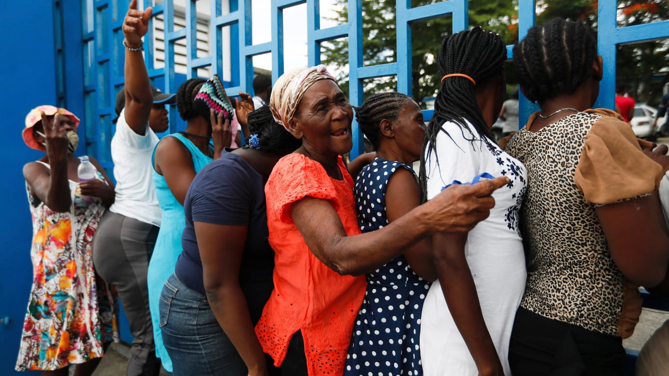 Menschen stehen Schlange für Essen: Die Sicherheitslage in Haiti ist instabil.
