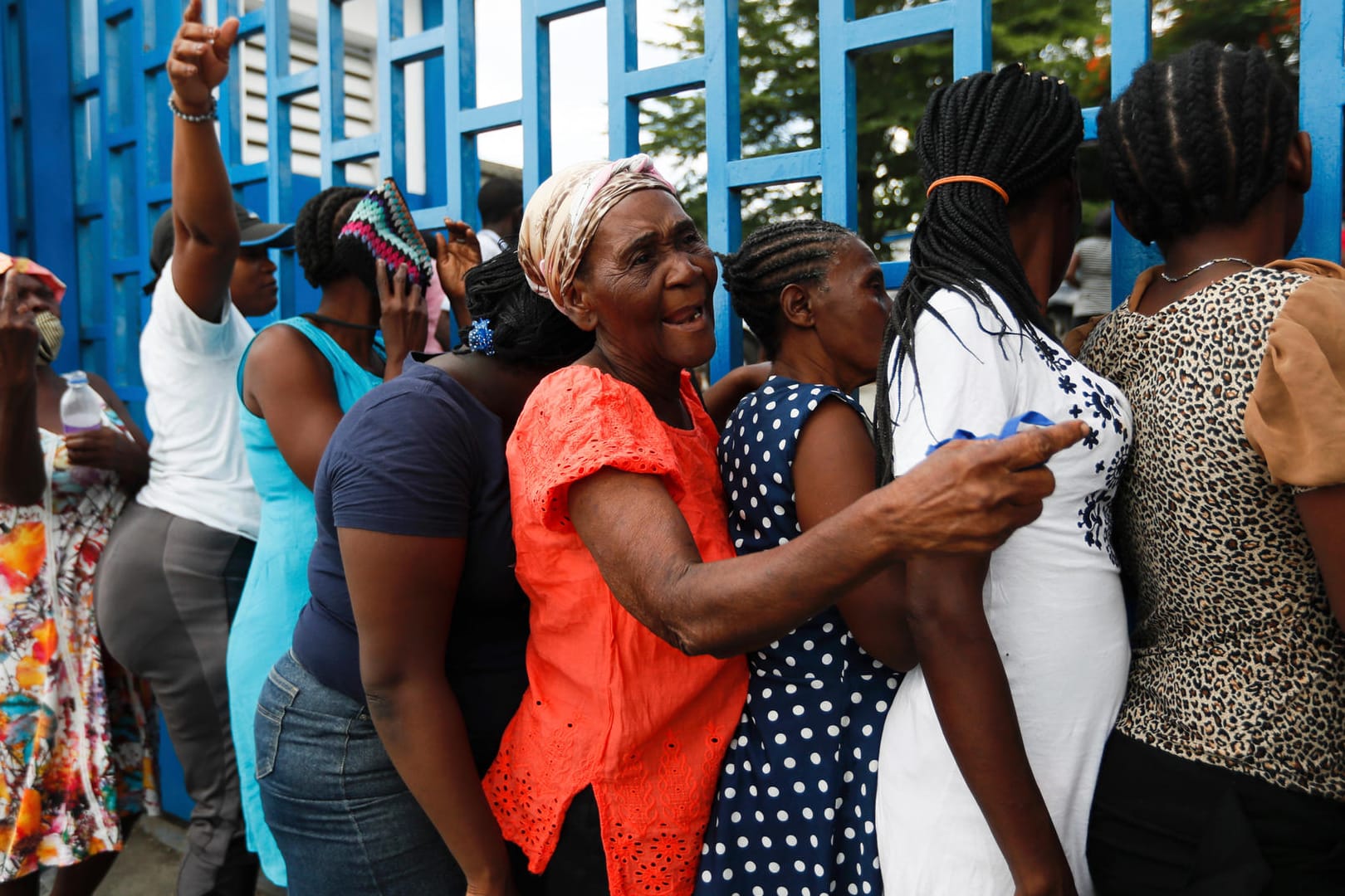 Menschen stehen Schlange für Essen: Die Sicherheitslage in Haiti ist instabil.