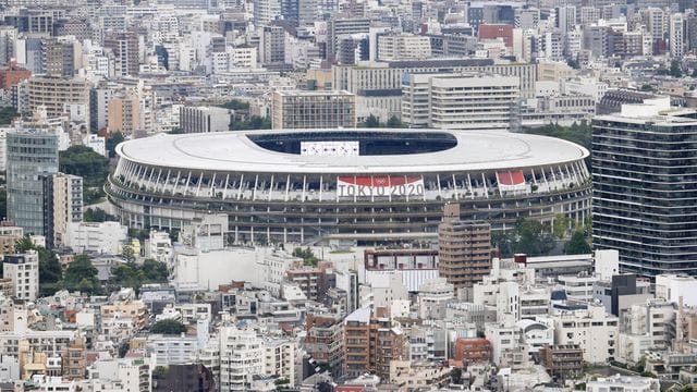 Die Eröffnungsfeier im weitgehend leeren Olympiastadion steht unter dem Motto "Vereint durch Emotionen". Die Eröffnungsfeier im weitgehend leeren Olympiastadion steht unter dem Motto "Vereint durch Emotionen".