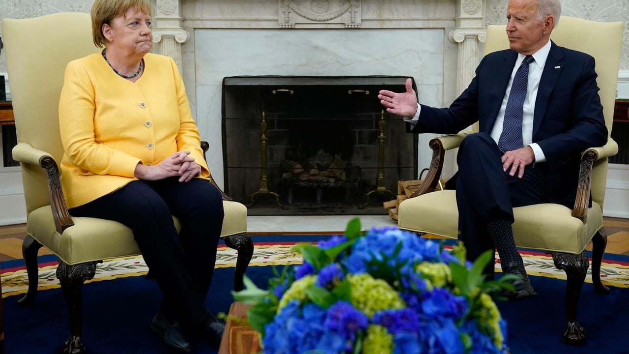 Während US-Präsident Joe Biden im Oval Office redet, schaut die Bundeskanzlerin Angela Merkel skeptisch.