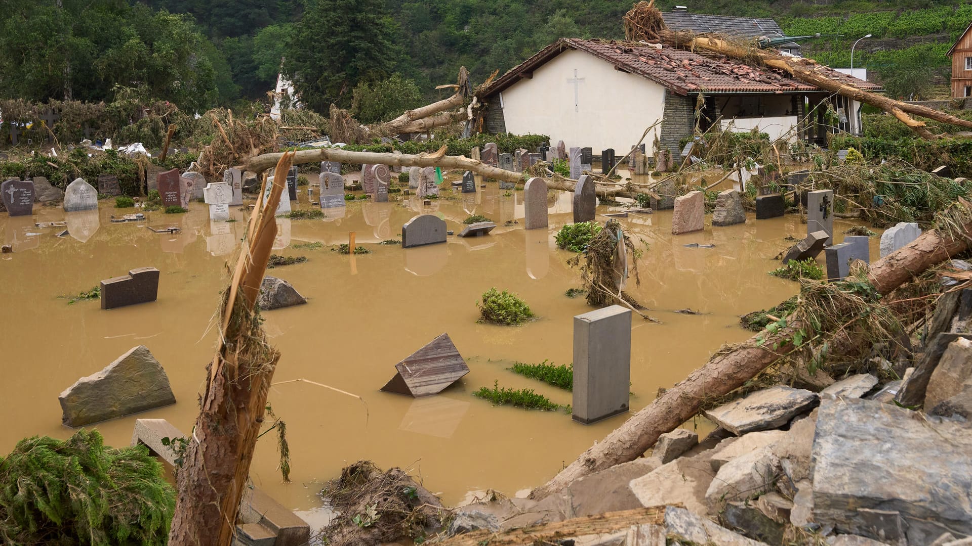 Altenahr, Rheinland-Pfalz, Altenahr: Der Friedhof wurde vom Hochwasser überflutet.