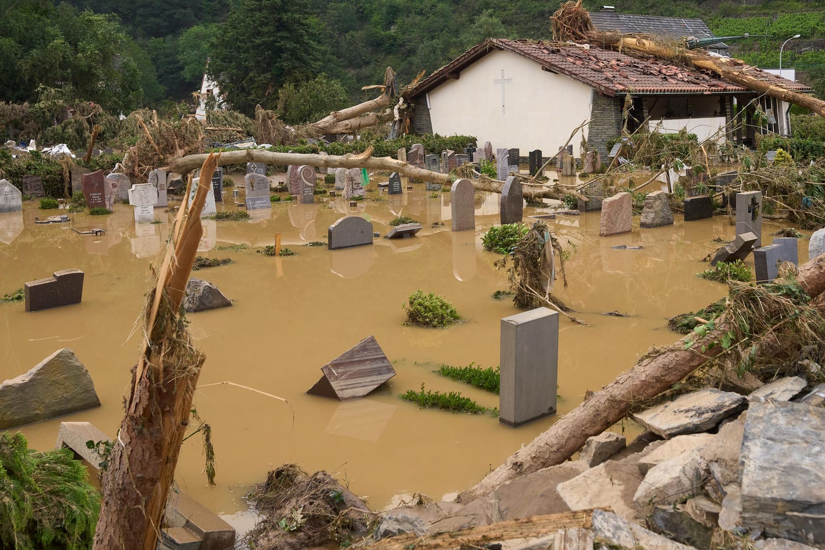 Altenahr, Rheinland-Pfalz, Altenahr: Der Friedhof wurde vom Hochwasser überflutet.