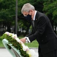 Thomas Bach bei der Kranzniederlegung in Hiroshima.