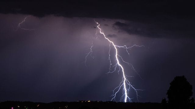 Blitze gehen während eines Gewitters in der Nacht nieder Blitze gehen während eines Gewitters in der Nacht nieder