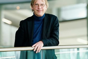 Hans-Georg Kräusslich steht im Laboratorium für Molekularbiologie